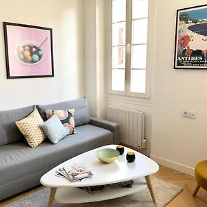 Apartment Charming And Modernly Designed 2 Bedroom - Old Town, Antibes